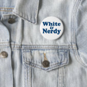 Badge Rond 5 Cm Blanc et Nerdy (En situation)