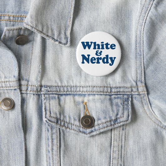 Badge Rond 5 Cm Blanc et Nerdy (En situation)