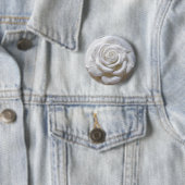 Badge Rond 5 Cm Blanc sur Blanc - Rose Sculptée (En situation)