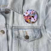 Badge Rond 5 Cm Bleu rose pourpre Beau Floral (En situation)