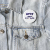 Badge Rond 5 Cm Blogger Attention Drôle Design Slogan (En situation)