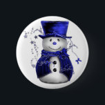Badge Rond 5 Cm Blue Christmas Snowman<br><div class="desc">Un bonhomme de neige mignon et lunatique,  vêtu d'un chapeau et d'un gilet en velours bleu,  entouré d'étoiles bleues pour Noël.</div>