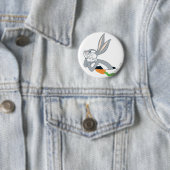 Badge Rond 5 Cm BOGS BUNNY™ avec carotte (En situation)