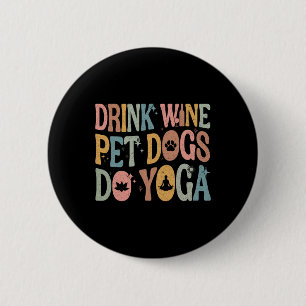 Badge Rond 5 Cm Boire du vin caresser les chiens font du yoga Groo
