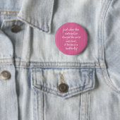 Badge Rond 5 Cm Bois rose avec citation de papillon inspirant (En situation)