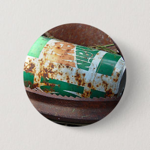 Badge Rond 5 Cm Boîte de soude vintage dans une pile d'ordure