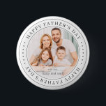Badge Rond 5 Cm Bonne Fête des pères classique photo simple<br><div class="desc">Ce design simple et classique est composé de typographie serif et d'ajouter une photo personnalisée.</div>