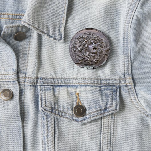 Badge Rond 5 Cm Bouclier de méduse d'Athéna (En situation)
