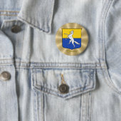 Badge Rond 5 Cm Bouclier historique de Romano sur Sunburst d'or (En situation)