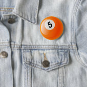 BADGE ROND 5 CM BOULE DE BILLARDS DU NUMÉRO 5 (En situation)