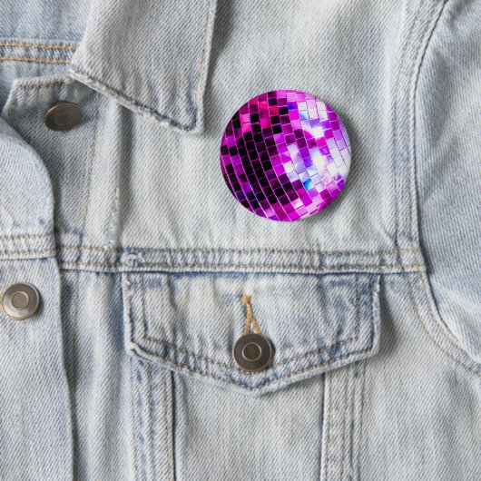 Badge Rond 5 Cm Boule disco violette (En situation)