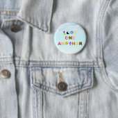 Badge Rond 5 Cm Bouton Amour Un Autre (En situation)