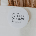 Badge Rond 5 Cm Bouton Baby shower neutre moderne simple<br><div class="desc">Célébrez votre petit avec notre simple baby shower neutre moderne, avec un design minimaliste noir et blanc, moderne et joli. Avec son esthétique propre et d'inspiration boho, l'atmosphère contemporaine et neutre pour le genre est parfaite pour accueillir un bébé garçon ou une fille en toute saison, qu'il s'agisse de l'automne,...</div>