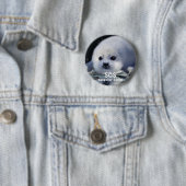 Badge Rond 5 Cm Bouton BÉBÉ HARP SEAL Design (En situation)