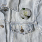 Badge Rond 5 Cm Bouton belle oeillet blanc (En situation)