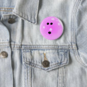 Badge Rond 5 Cm Bouton Boule de Bowling (Rose) (En situation)