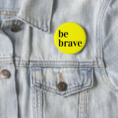 Badge Rond 5 Cm Bouton Brave Jaune (En situation)