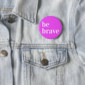Badge Rond 5 Cm Bouton Brave Purple (En situation)