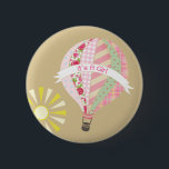 Badge Rond 5 Cm Bouton chaud rose de baby shower de ballon à air<br><div class="desc">Un bouton de cadeau de baby shower comportant une illustration d'un ballon à air chaud avec les motifs roses de guingan, de point de polka, floraux, rayés, et de plaid. La bannière indique que "c'est une fille." Sun à en bas à gauche de ballon. Invitations, autocollants, et affranchissement assortis de...</div>