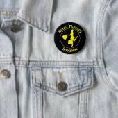 Badge Rond 5 Cm Bouton Chic Fun Jaune 'Retail Therapist' (En situation)