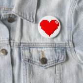 Badge Rond 5 Cm Bouton Coeur 8 bits (En situation)