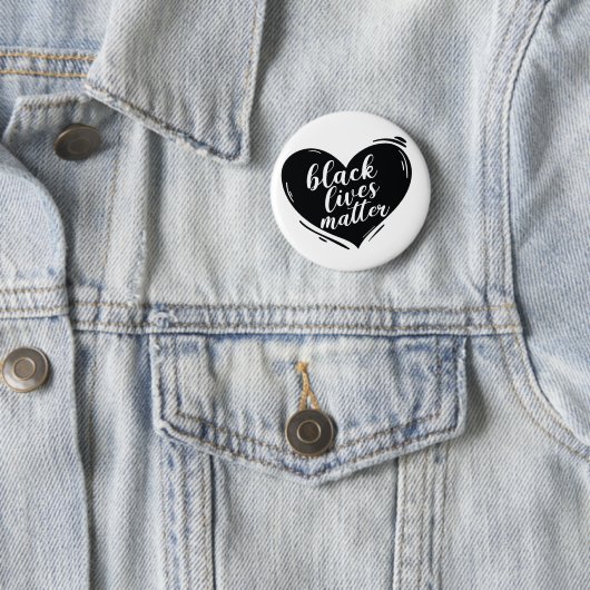 Badge Rond 5 Cm Bouton Coeur de Black Lives Matt (En situation)