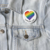 Badge Rond 5 Cm Bouton coeur griffé arc-en-ciel (En situation)