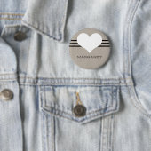 Badge Rond 5 Cm Bouton Coeur moderne beige (En situation)