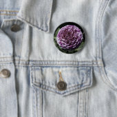 Badge Rond 5 Cm Bouton Dahlia Varié Violet (En situation)