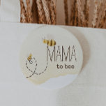 Badge Rond 5 Cm Bouton de Baby shower doux Bumblebee Mama to Bee<br><div class="desc">Présentant notre baby shower de bourdons à bee bouton, parfait pour une délicieuse fête sans distinction de genre ! Ce design joyeux présente un thème de bourdon adorable avec des sentiers de coeur doux, créant une scène d'aquarelle fantaisiste d'inspiration boho idéale pour accueillir un petit garçon ou une petite fille...</div>