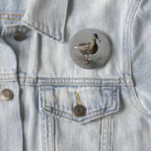 Badge Rond 5 Cm Bouton de canard en patte drôle (En situation)