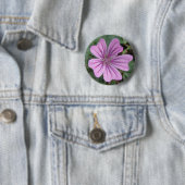 Badge Rond 5 Cm Bouton de Fleur sauvage mauve (En situation)