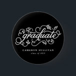 Badge Rond 5 Cm Bouton de Graduation de script floral noir Whimsic<br><div class="desc">Bouton de graduation Whimsical avec une calligraphie assez moderne avec accents feuille. Ce design fait partie d'une collection de graduation "Whimsical Floral Script". Des éléments correspondants et d'autres couleurs sont disponibles.</div>