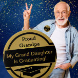 Badge Rond 5 Cm Bouton de graduation Fière<br><div class="desc">Les boutons de graduation sont dans une variété de couleurs et de styles. Changez la couleur de l'arrière - plan pour l'adapter à vos propres couleurs scolaires. Ajoutez ou modifiez du texte pour créer votre propre message. Idéal pour le lycée, le collège, le lycée, le collège, l'université, l'école de commerce,...</div>