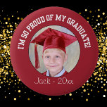 Badge Rond 5 Cm Bouton de graduation Fière - Rouge<br><div class="desc">Je suis si fière de mon bouton d'étudiant. Parents, grands-parents, Frères, Soeurs, Tantes, Oncles et Amis peuvent montrer leurs photos de diplômés. Ajoutez ou modifiez du texte pour créer votre propre message. Idéal pour tous les types de diplômes : jardin d'enfants, préscolaire, secondaire, collège, université, université, école de commerce, école...</div>