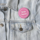 Badge Rond 5 Cm Bouton de la servante d'équipe de la mariée rose r (En situation)