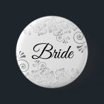 Badge Rond 5 Cm Bouton de mariée mariage Silver Floral Ornate Fili<br><div class="desc">Identifiez les joueurs clés à votre douche nuptiale, à votre dîner de mariage ou de répétition avec nos élégants boutons en faux feuille argent. Conçu pour se coordonner avec notre Silver Foil Mariage Suite, ce bouton présente une fausse feuille argentée fleurissant sur un arrière - plan blanc avec texte noir...</div>