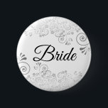 Badge Rond 5 Cm Bouton de mariée mariage Silver Floral Ornate Fili<br><div class="desc">Identifiez les joueurs clés à votre douche nuptiale, à votre dîner de mariage ou de répétition avec nos élégants boutons en faux feuille argent. Conçu pour se coordonner avec notre Silver Foil Mariage Suite, ce bouton présente une fausse feuille argentée fleurissant sur un arrière - plan blanc avec texte noir...</div>
