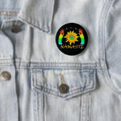 Badge Rond 5 Cm Bouton de Namaste (En situation)