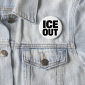Badge Rond 5 Cm bouton de protestation "ICE OUT" (En situation)