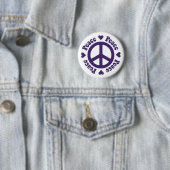 Badge Rond 5 Cm Bouton de signe de paix violet (En situation)