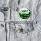 Badge Rond 5 Cm Bouton de solidarité (En situation)