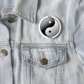 Badge Rond 5 Cm Bouton de symbole de Yin Yang (noir) (En situation)