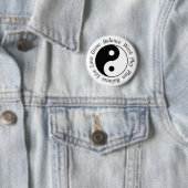 Badge Rond 5 Cm Bouton de Yin Yang d'équilibre (En situation)