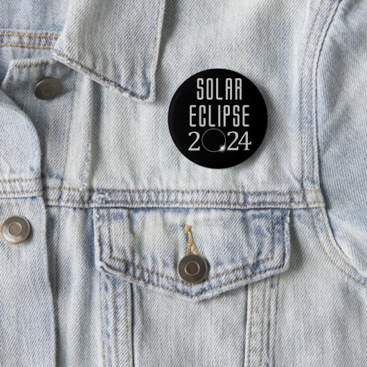 Badge Rond 5 Cm Bouton Éclipse solaire 2024 (En situation)