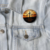 Badge Rond 5 Cm Bouton Église chrétienne à trois croix (En situation)