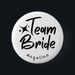 Badge Rond 5 Cm Bouton Fête des mariées de la mariée d'équipe<br><div class="desc">Le design Team Bride est idéal pour les fêtes de Fête des mariées ou de Bachelorette,  les fiançailles et les séances photo. Le nom peut être facilement changé.</div>