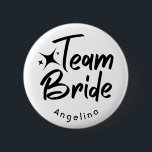 Badge Rond 5 Cm Bouton Fête des mariées de la mariée d'équipe<br><div class="desc">Le design Team Bride est idéal pour les fêtes de Fête des mariées ou de Bachelorette,  les fiançailles et les séances photo. Le nom peut être facilement changé.</div>