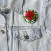 Badge Rond 5 Cm Bouton Fleur Carnation Rouge (En situation)