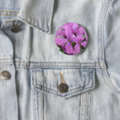 Badge Rond 5 Cm Bouton Fleur sauvage violet (En situation)